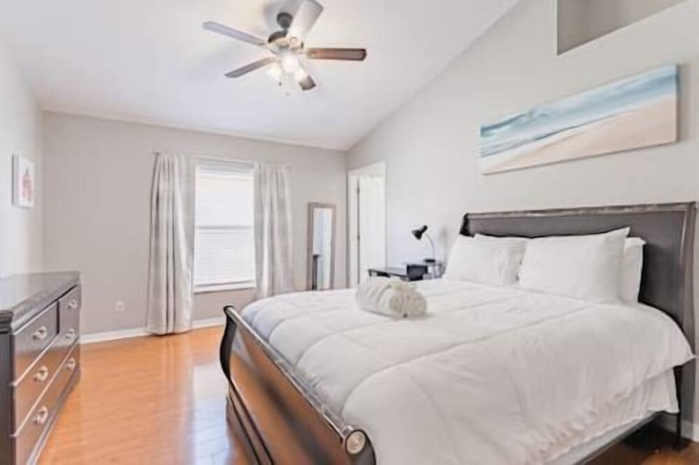 Photo of Bedroom in Lakeview Village