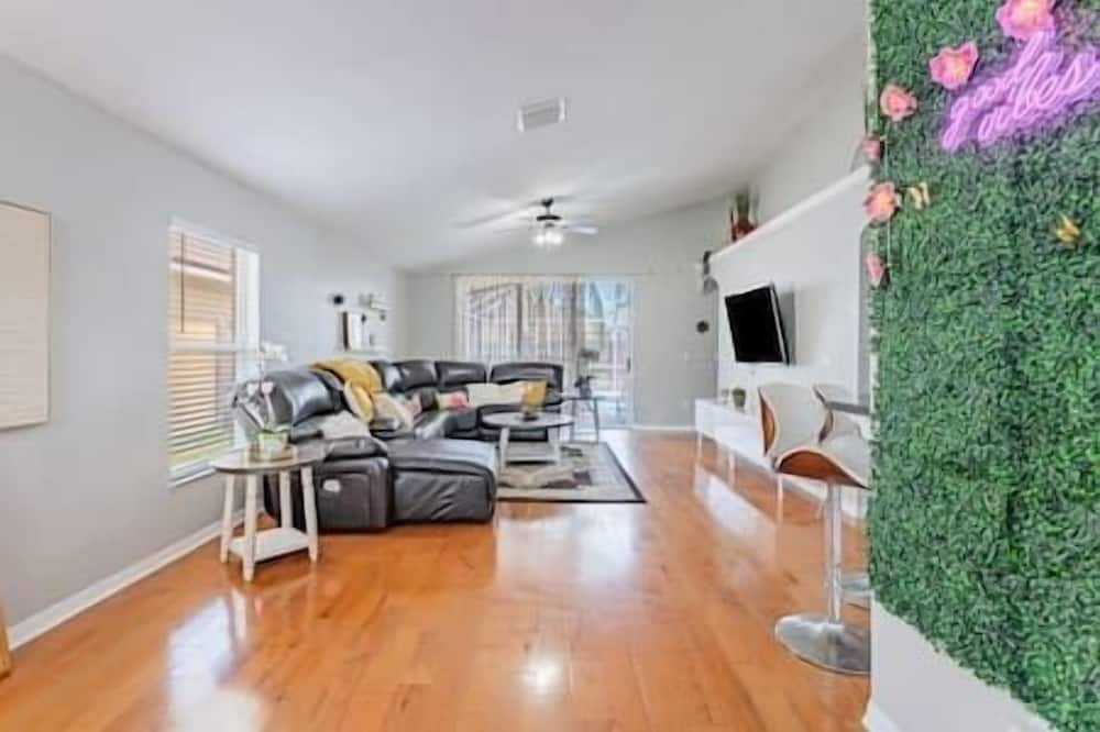 Photo of Livingroom in Lakeview Village