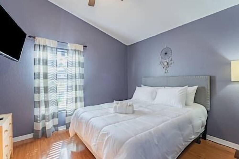 Photo of Bedroom in Lakeview Village