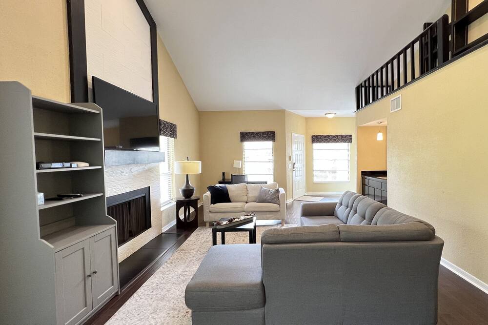 Photo of Livingroom in Landmark Estates