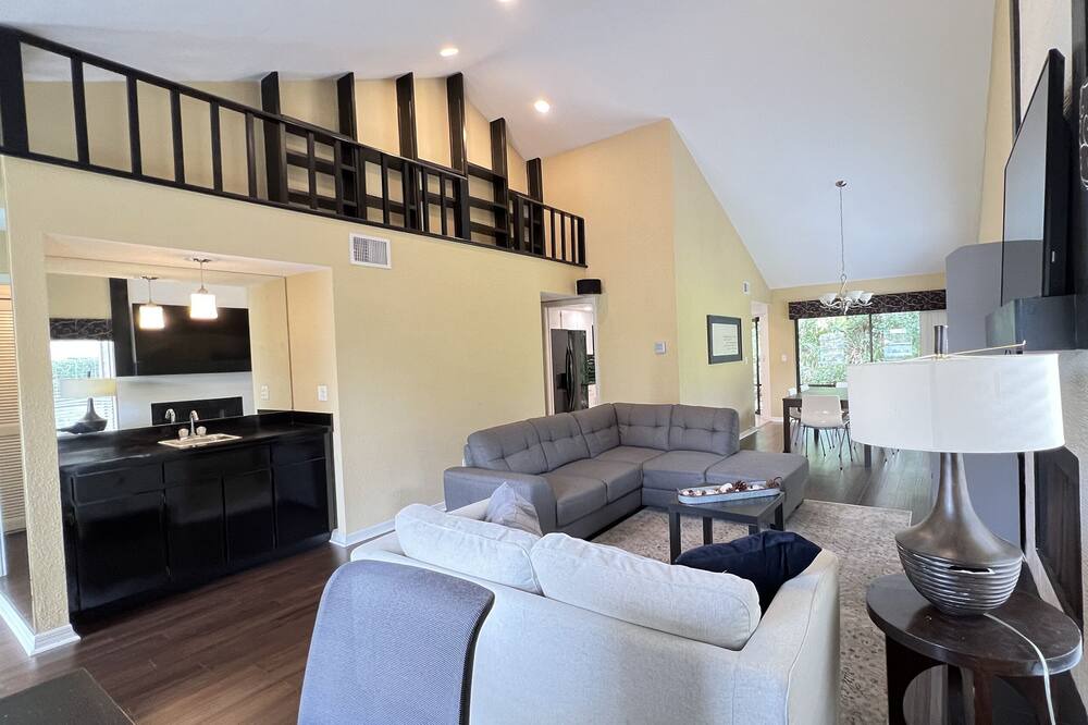 Photo of Livingroom in Landmark Estates