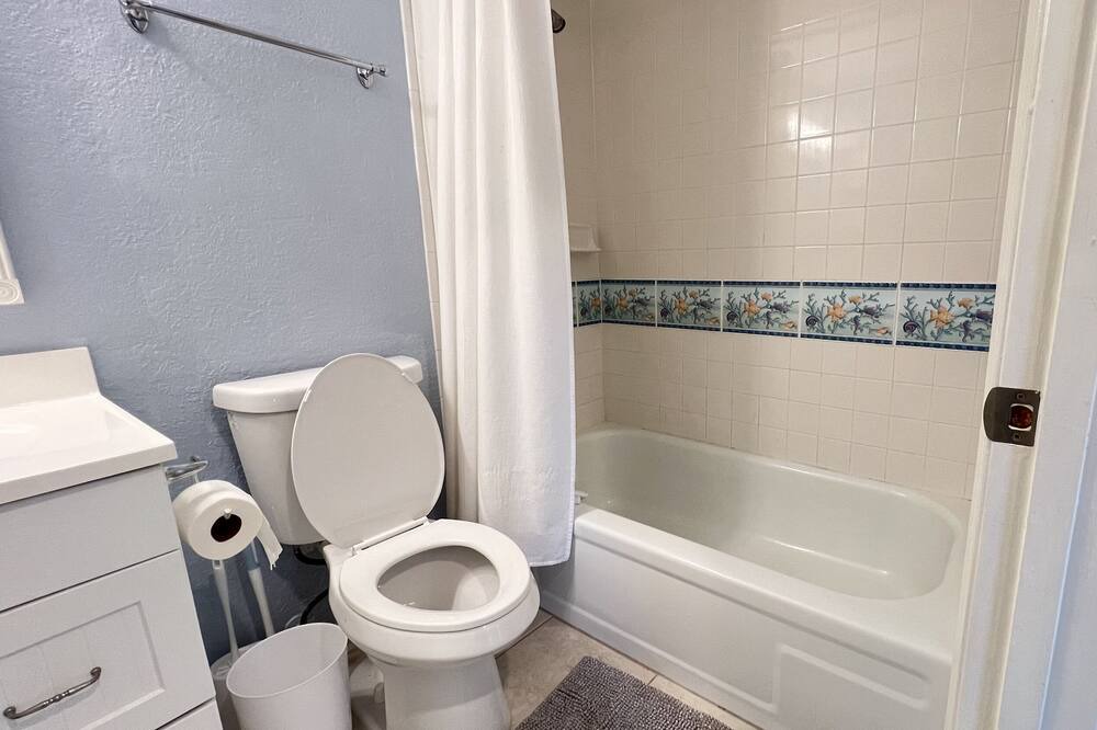 Photo of Bathroom in Landmark Estates