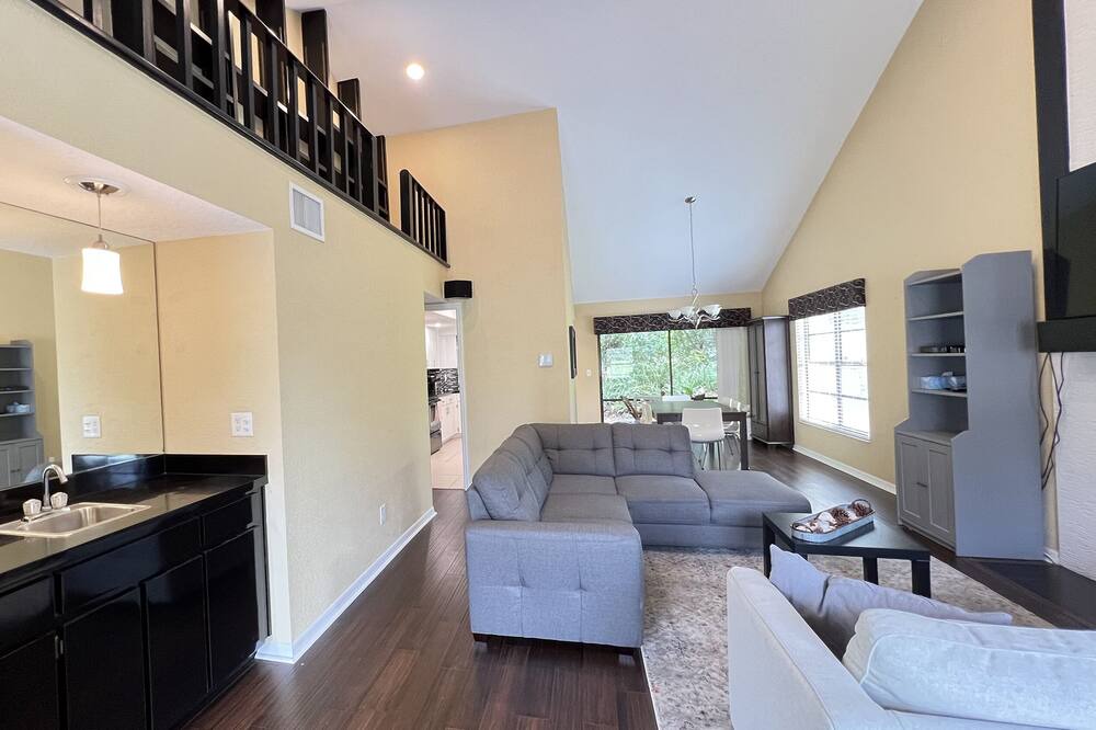Photo of Livingroom in Landmark Estates