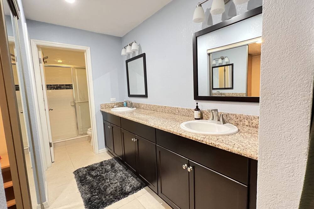 Photo of Bathroom in Landmark Estates