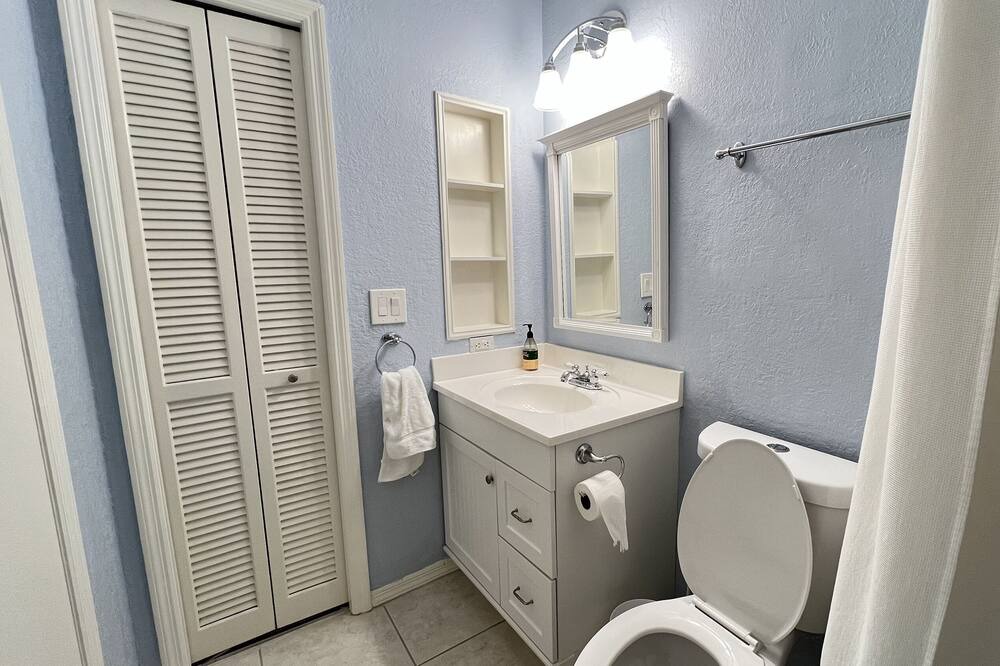 Photo of Bathroom in Landmark Estates