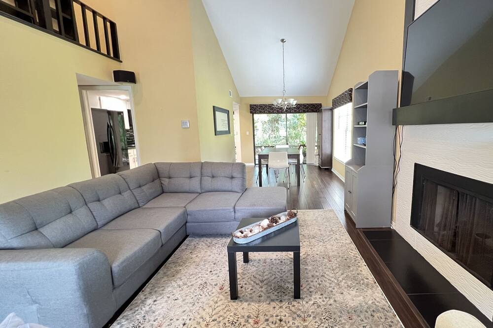 Photo of Livingroom in Landmark Estates