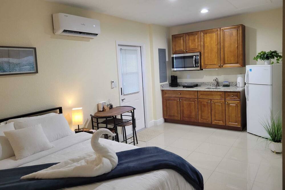 Photo of Bedroom in Lake Worth Corridor