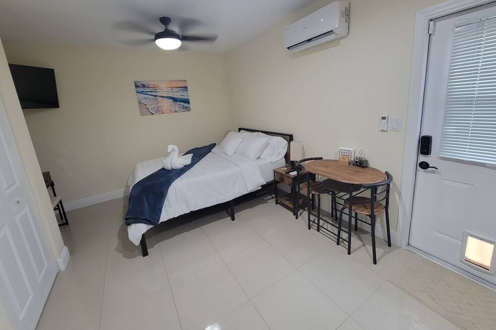 Photo of Bedroom in Lake Worth Corridor