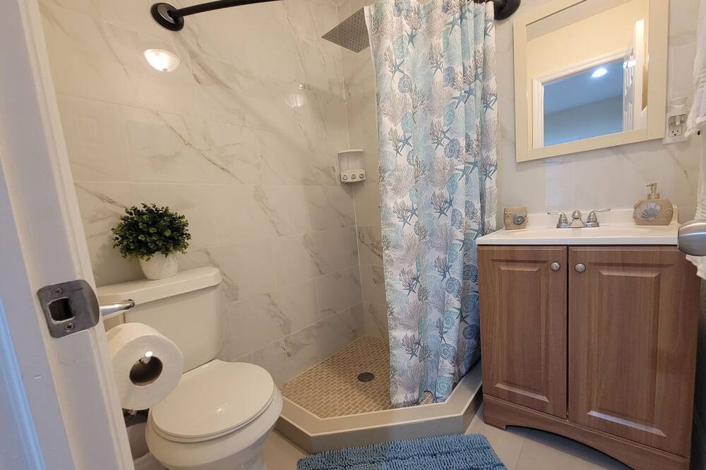 Photo of Bathroom in Lake Worth Corridor