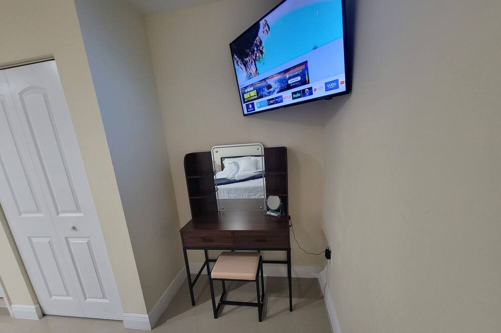 Photo of Bedroom in Lake Worth Corridor
