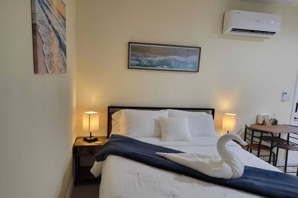 Photo of Bedroom in Lake Worth Corridor