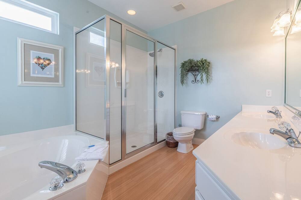 Photo of Bathroom in Clipper Cove