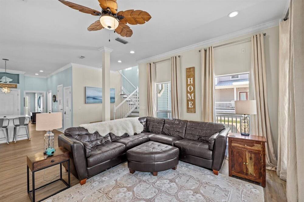 Photo of Livingroom in Clipper Cove