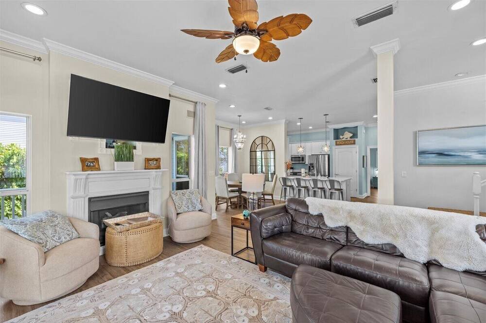 Photo of Livingroom in Clipper Cove