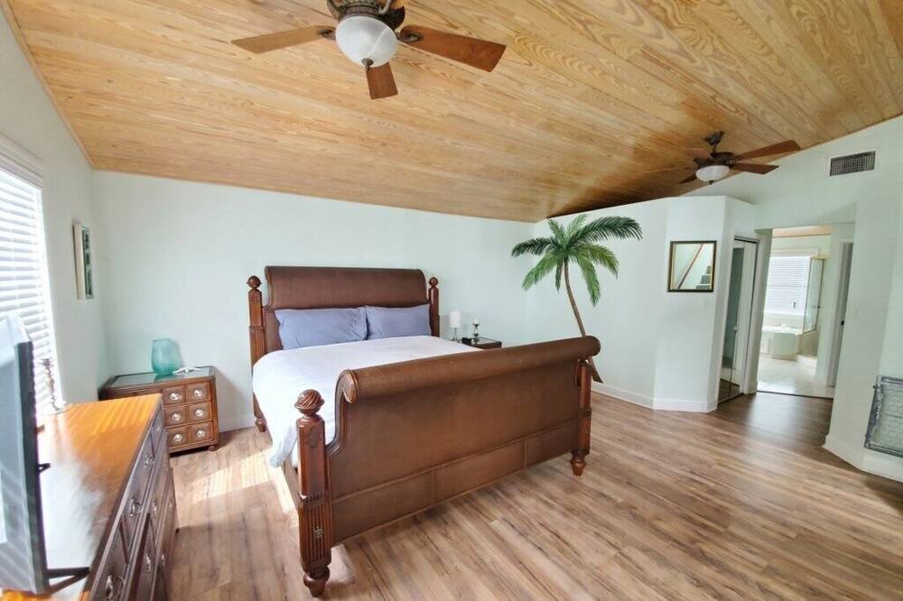 Photo of Bedroom in Crescent Beach