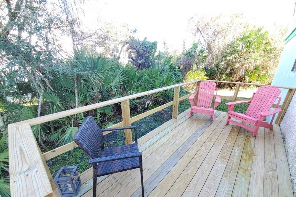 Photo of Patio Balcony in Crescent Beach