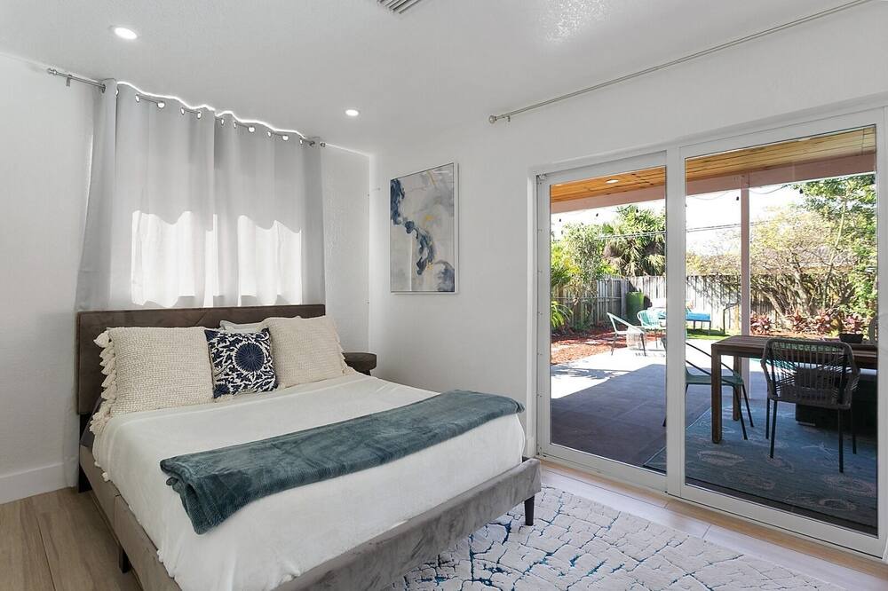 Photo of Bedroom in Coral Heights