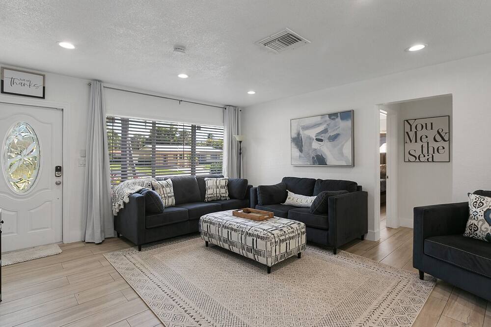 Photo of Livingroom in Coral Heights