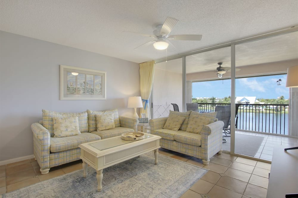 Photo of Livingroom in Jupiter Bay