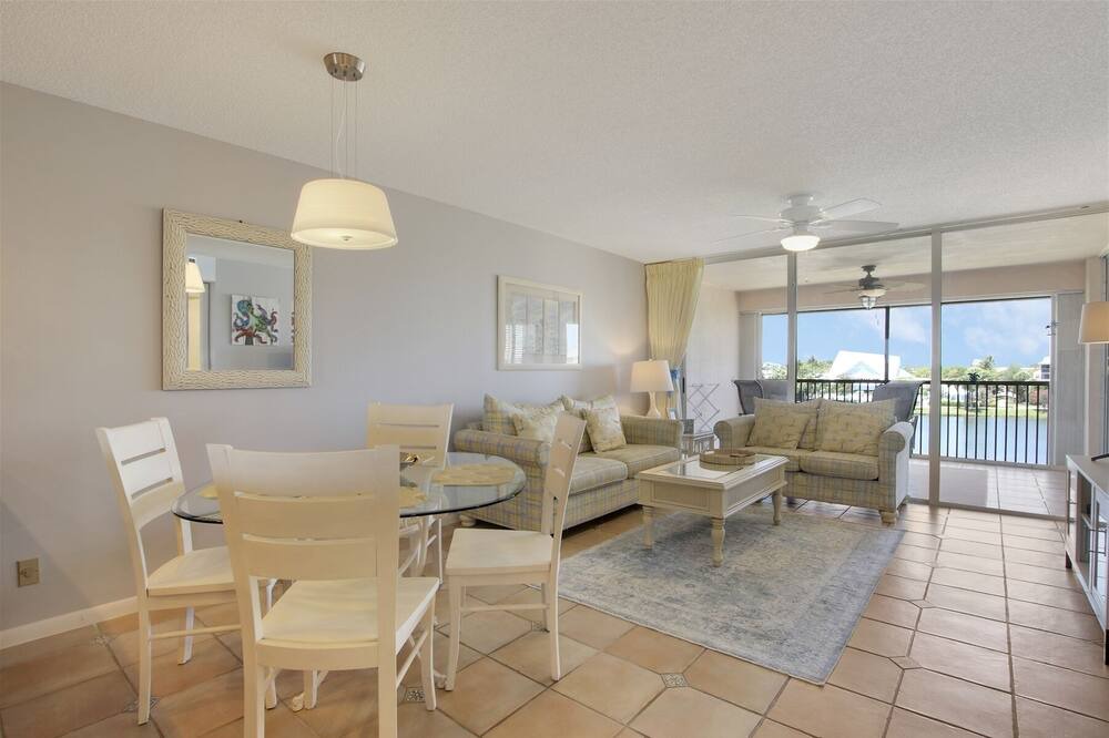 Photo of Livingroom in Jupiter Bay