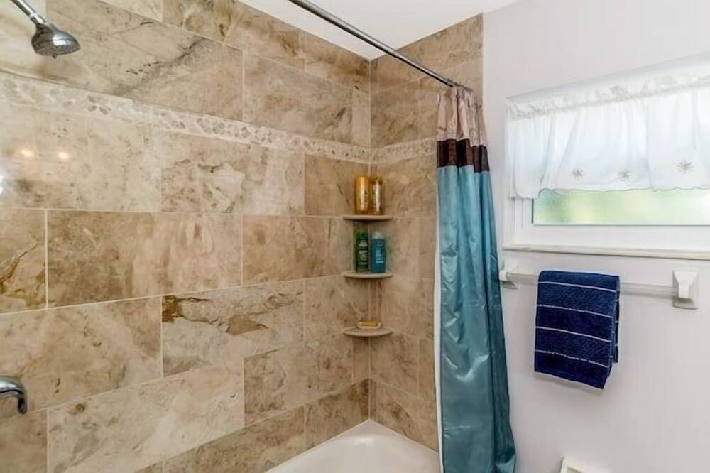 Photo of Bathroom in Park Lake Estates