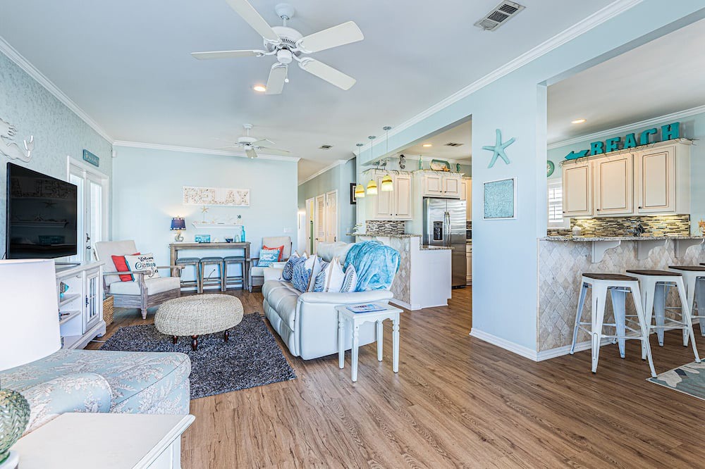 Photo of Livingroom in Clipper Cove