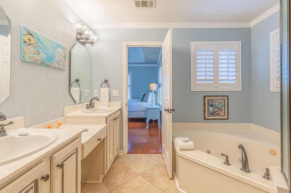 Photo of Bathroom in Clipper Cove