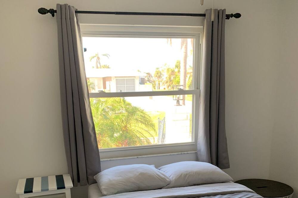 Photo of Bedroom in Oakland Hills