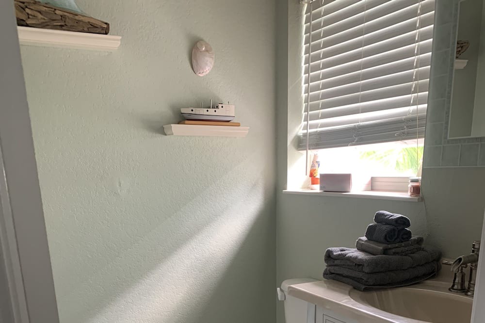 Photo of Bathroom in Geiger Key