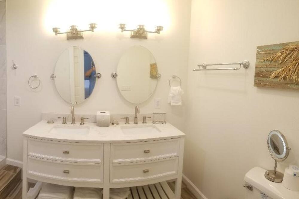 Photo of Bathroom in Clipper Cove
