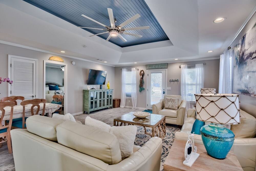 Photo of Livingroom in Clipper Cove
