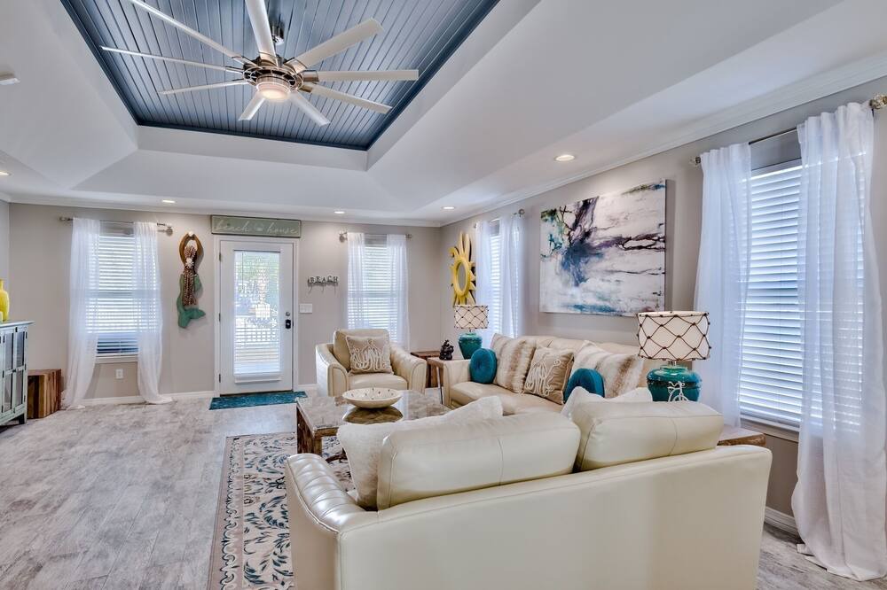 Photo of Livingroom in Clipper Cove