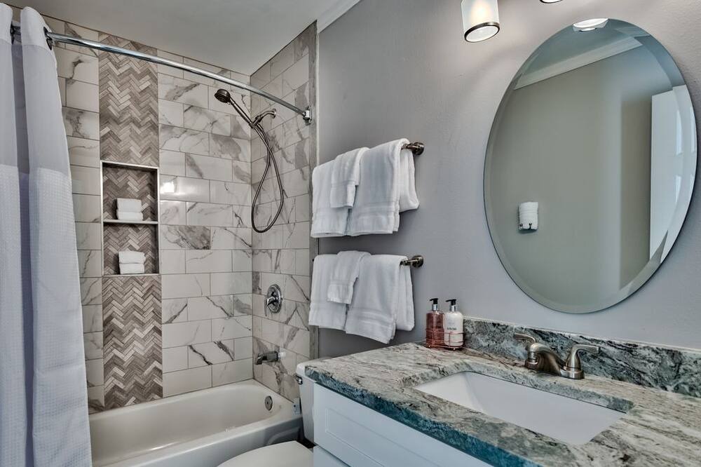 Photo of Bathroom in Clipper Cove