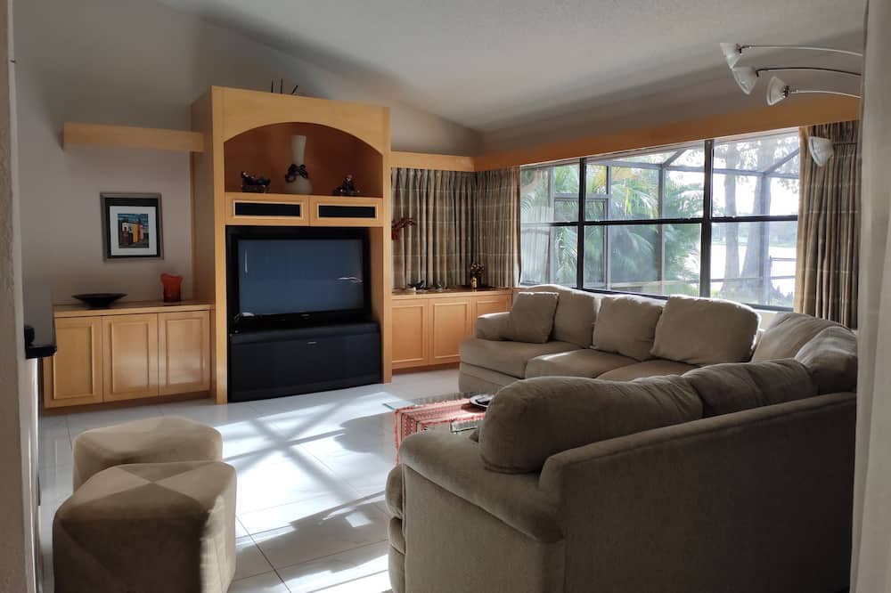 Photo of Livingroom in Cypress Glen