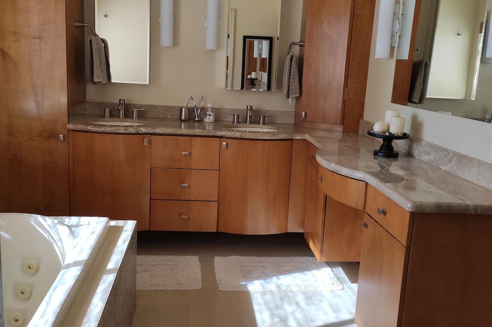 Photo of Bathroom in Cypress Glen