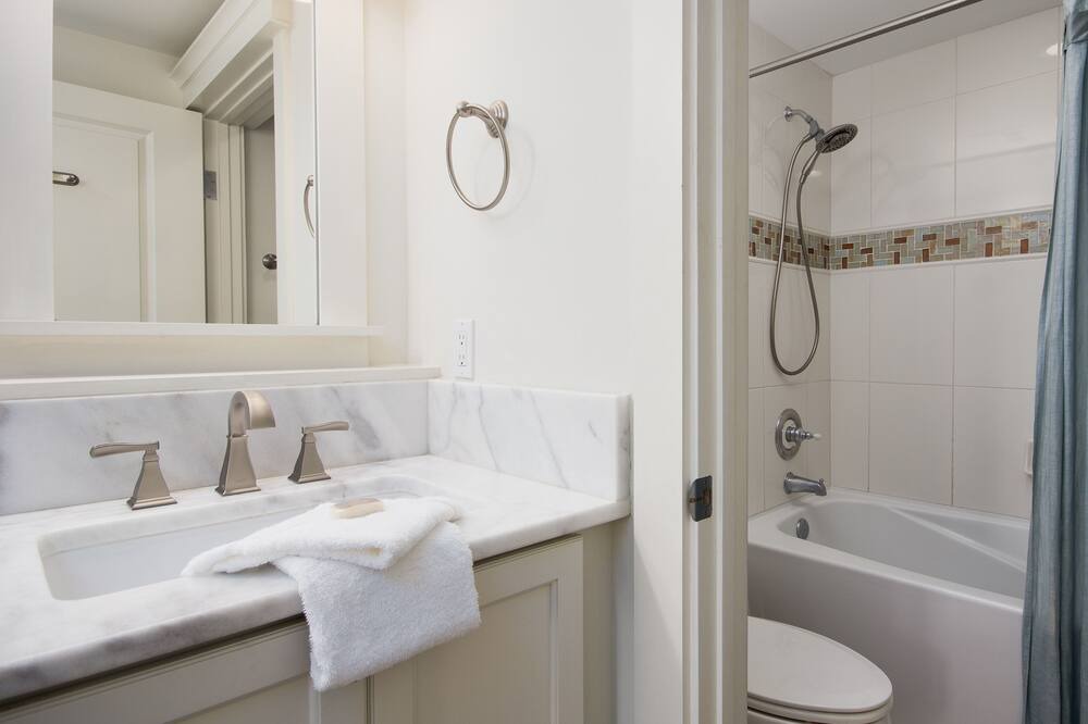 Photo of Bathroom in Baytowne Wharf