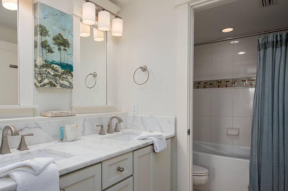 Photo of Bathroom in Baytowne Wharf