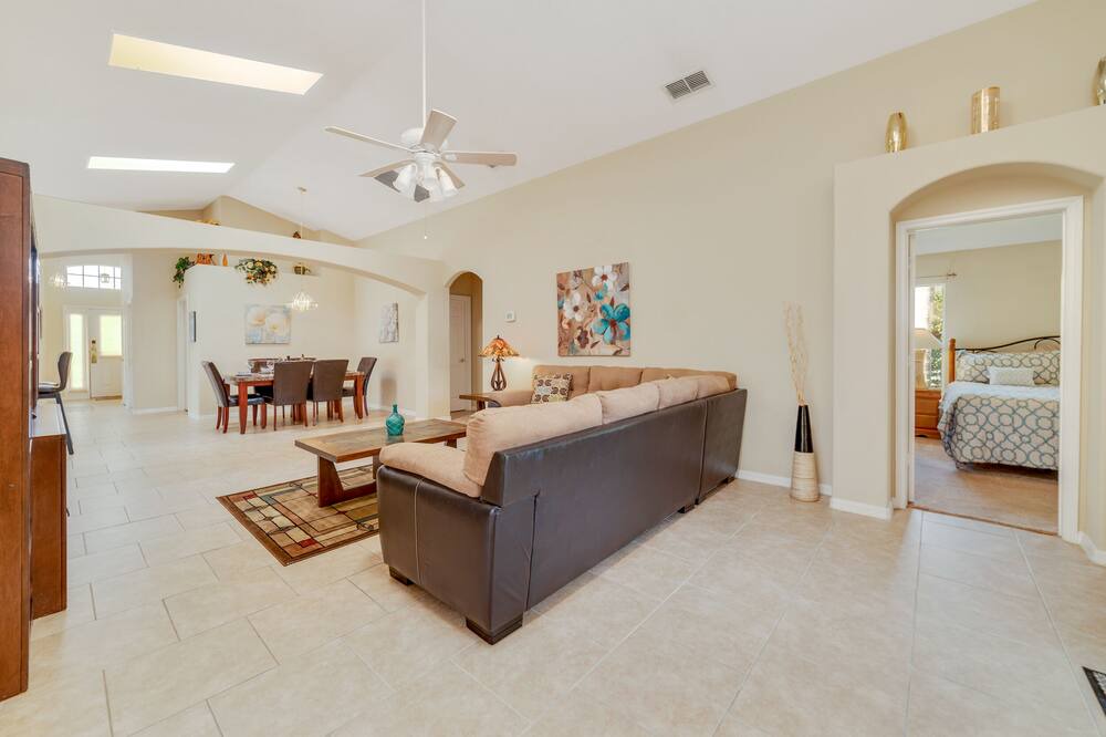 Photo of Livingroom in Orange Tree