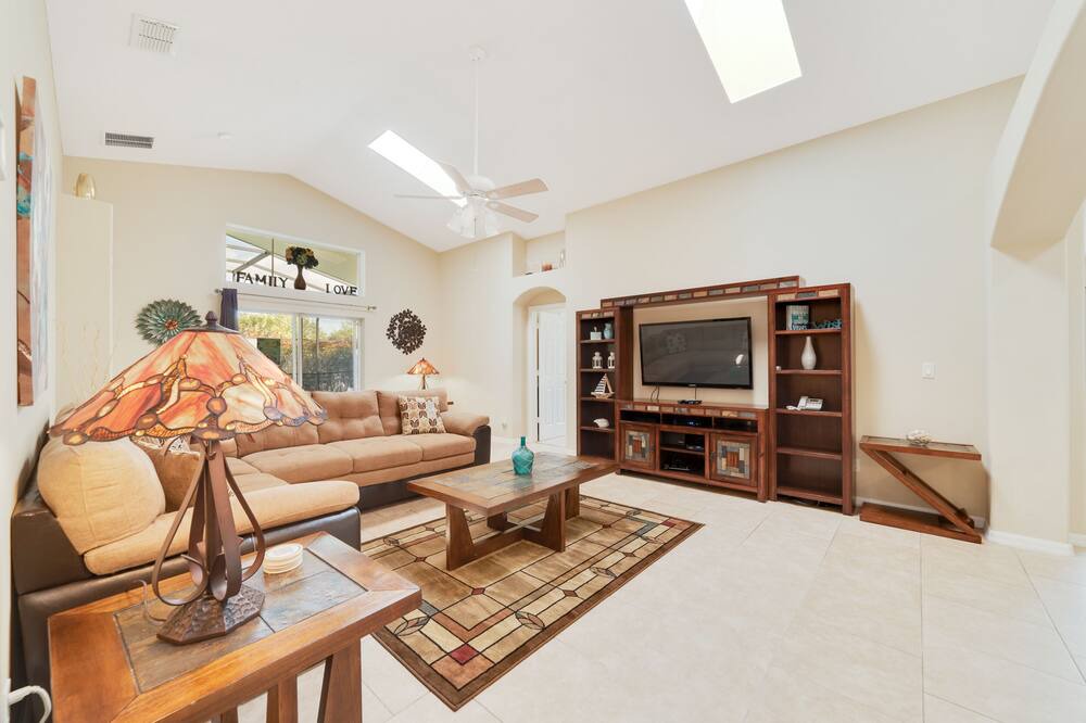 Photo of Livingroom in Orange Tree