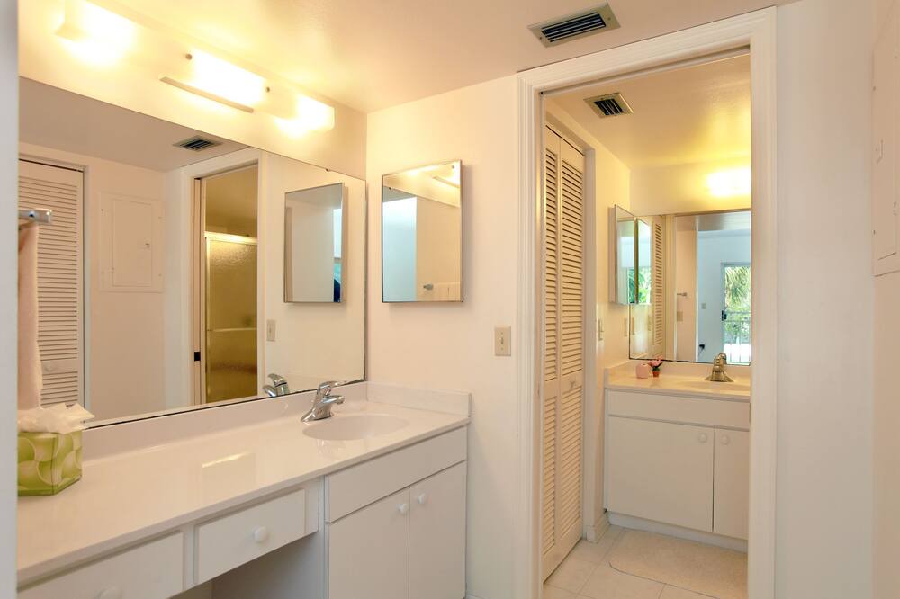 Photo of Bathroom in Plantation
