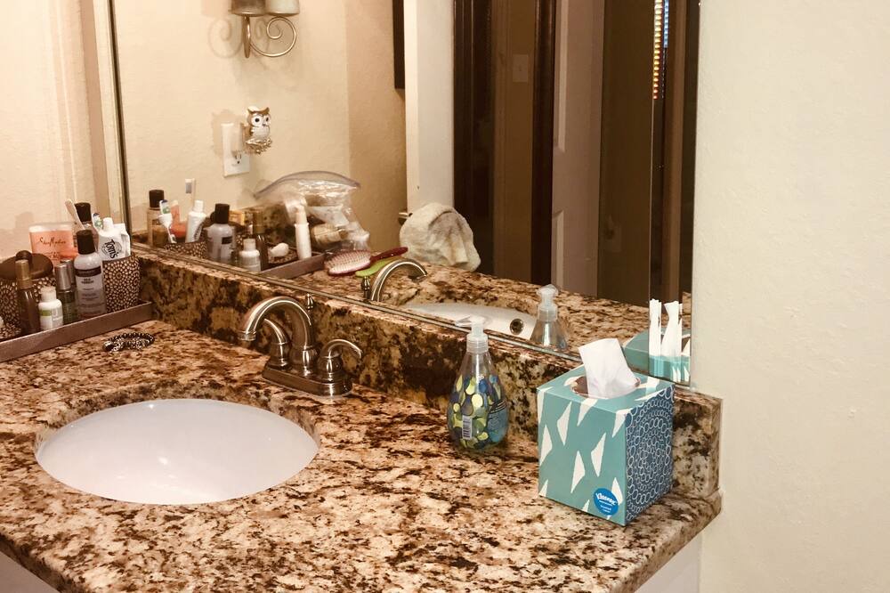 Photo of Bathroom in Carver City - Lincoln Gardens