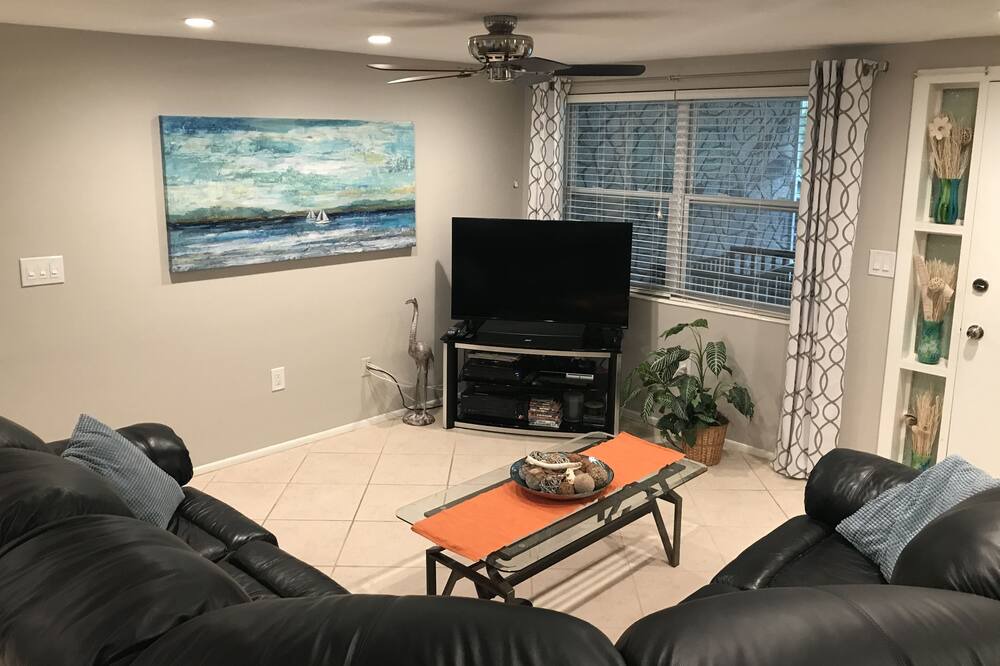 Photo of Livingroom in Holiday Garden Estates