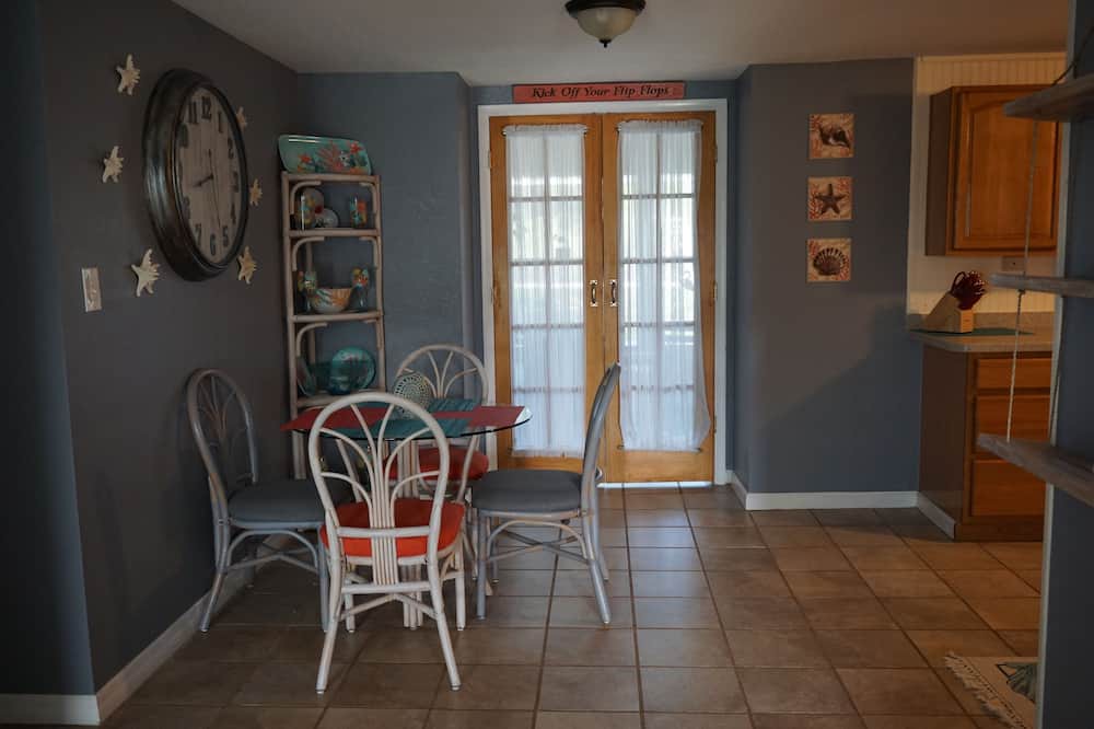 Photo of Livingroom in Jasmine Lakes