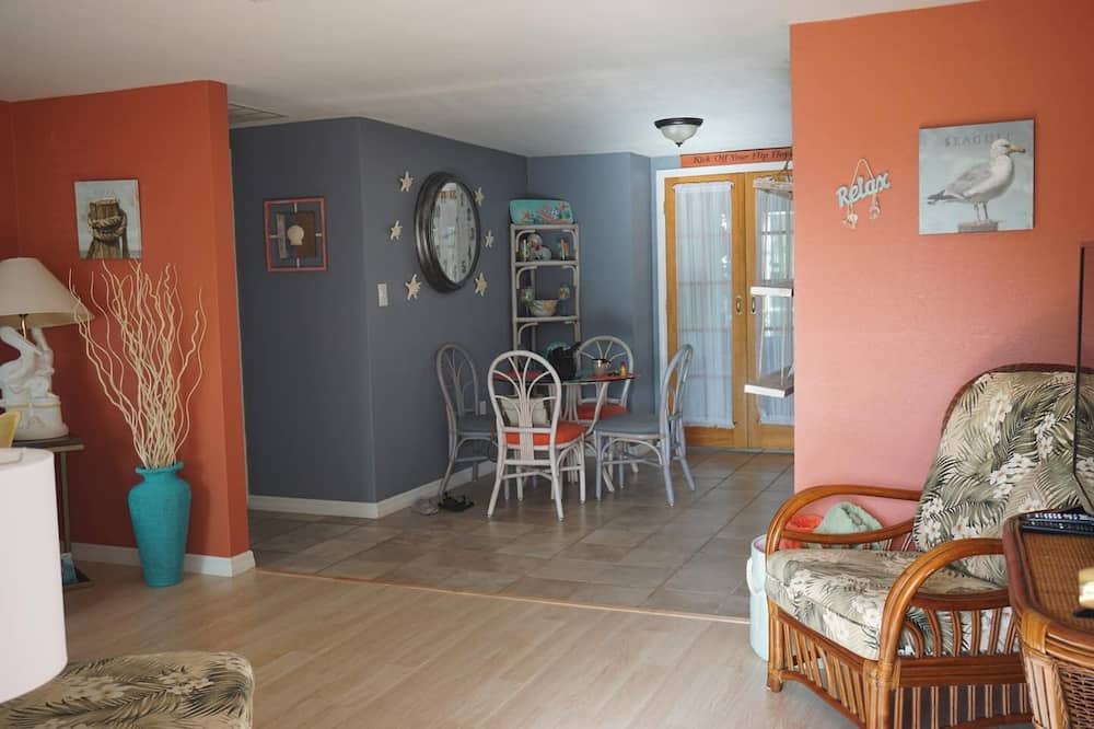 Photo of Livingroom in Jasmine Lakes
