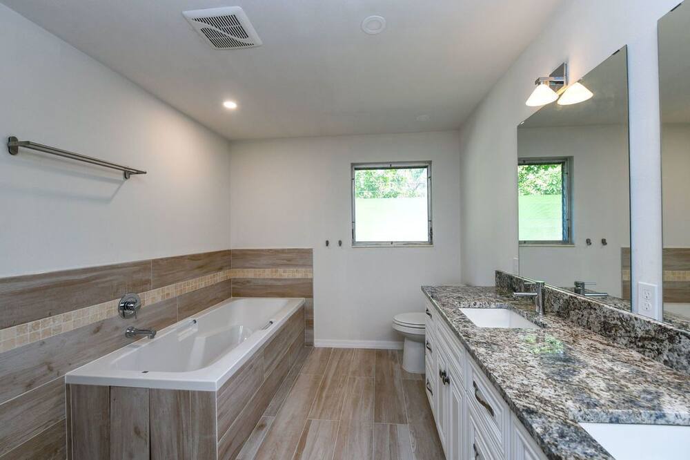Photo of Bathroom in Arlington Park