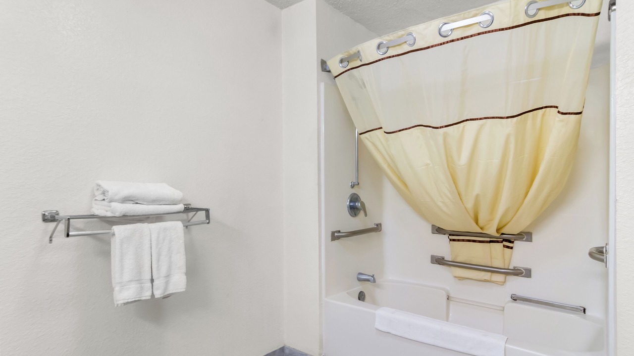 Photo of Bathroom in MacClenny