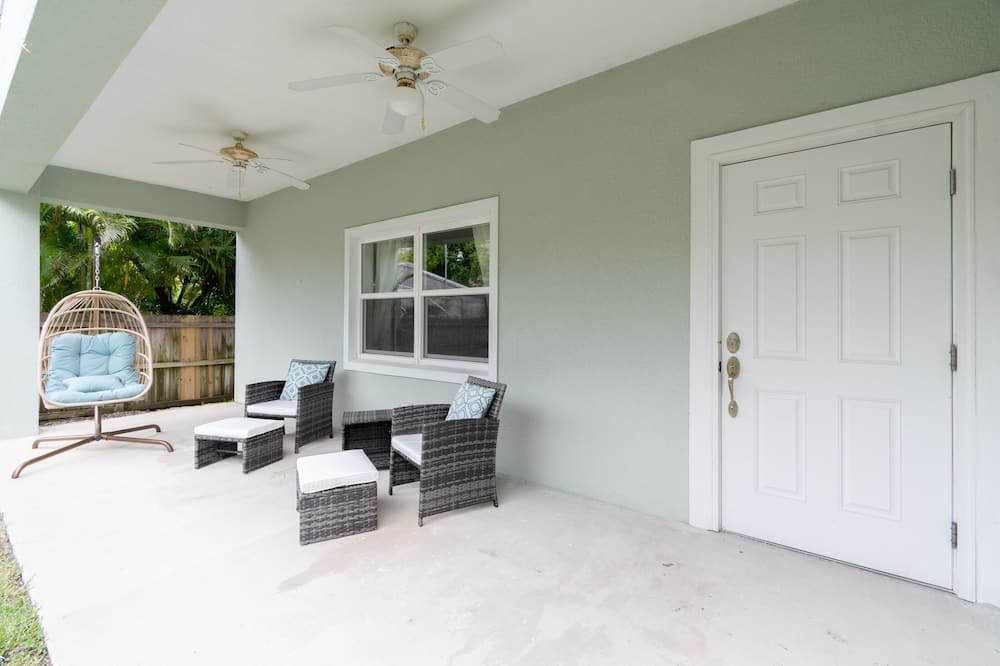 Photo of Patio Balcony in Crescent Beach