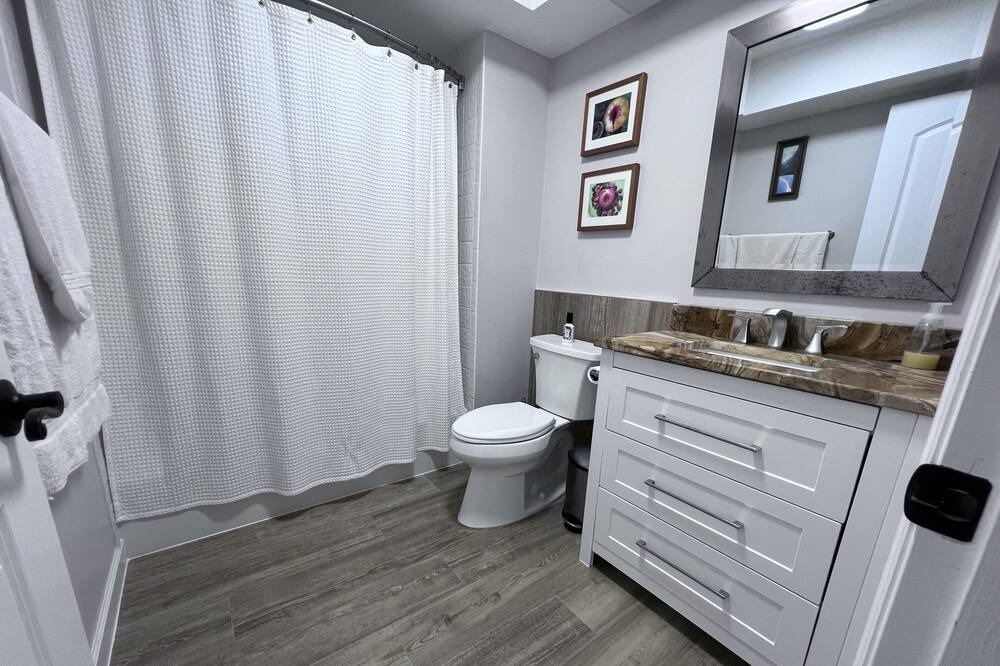 Photo of Bathroom in Glen Oaks