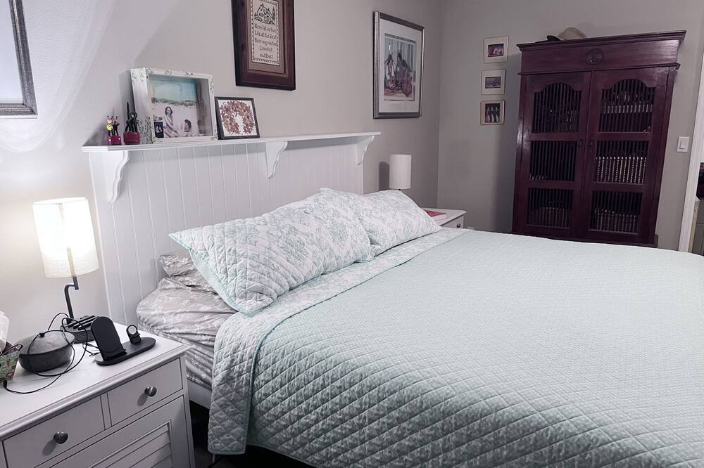 Photo of Bedroom in Glen Oaks
