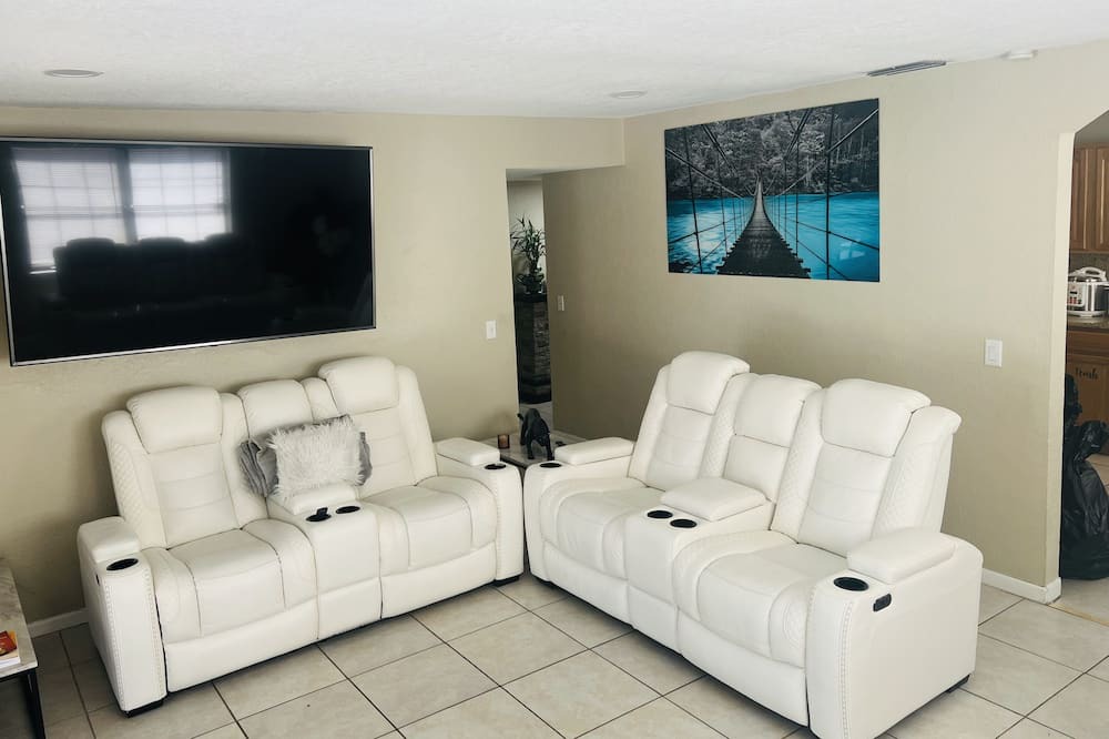 Photo of Livingroom in Town N County Park